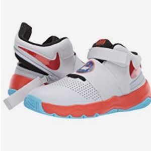 Nike Team Hustle D8 FlyEase (Big Kid Style)